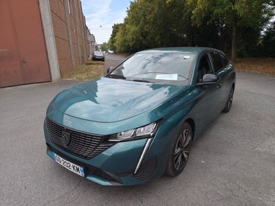 La voiture bleue est garée sur le bord de la route.