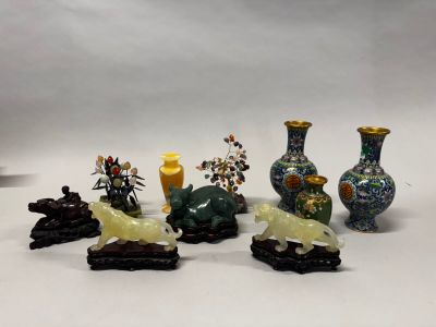 cinq vases posés les uns à côté des autres sur une table