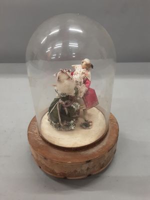 une petite boule à neige contenant une figurine