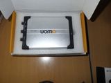 un boîtier contenant un disque dur, posé sur une table