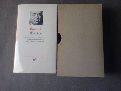 un livre ouvert sur lequel figure le portrait d'un homme