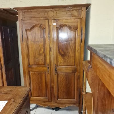 une armoire en bois dans le coin d'une pièce