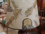 une lampe posée sur une table dans une pièce