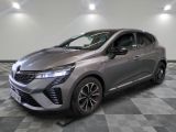 Une voiture argentée est garée sur un sol à damier dans un showroom.