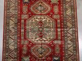 un tapis rouge orné d'un médaillon