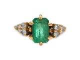 une bague en émeraude et diamant
