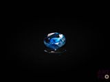 un gros plan d'un saphir bleu sur une surface noire