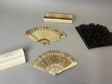 Plusieurs types de ventilateurs sont exposés sur une table