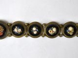 cinq bracelets de style ancien ornés de fleurs et de feuilles