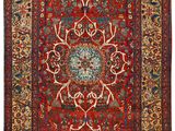 un tapis rouge et bleu à motifs de médaillons