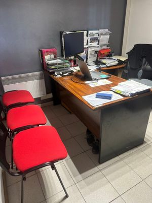 un bureau avec une chaise et un ordinateur dessus