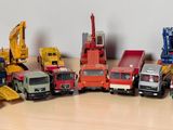 un grand nombre de camions jouets posés sur une table