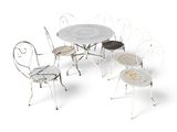 quatre chaises et une table sur fond blanc