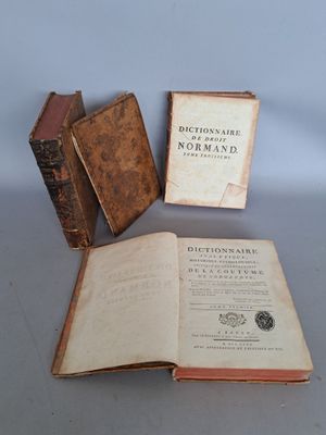 deux vieux livres posés sur une table l'un à côté de l'autre