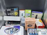 de nombreux appareils électroniques de toutes sortes, rangés dans des boîtes posées sur la table