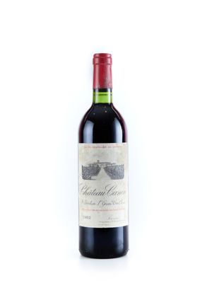 une bouteille de vin rouge avec un bouchon rouge sur fond blanc