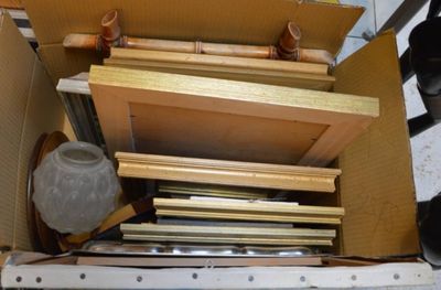 une boîte en carton contenant un certain nombre d'objets