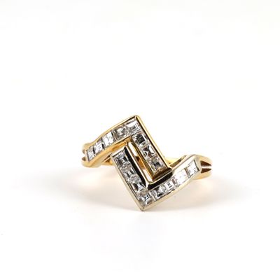 une image d'une bague en or et diamants sur fond blanc