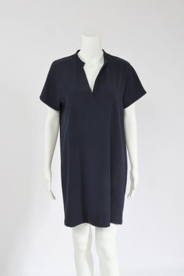 un mannequin portant une robe bleu foncé à col en V et à manches courtes