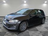 Une Volkswagen Golf noire est garée dans une pièce dont le sol est en damier.