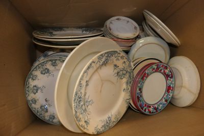 une boîte remplie d'assiettes et de bols