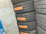 Plusieurs pneus sont empilés les uns sur les autres dans un garage