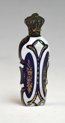 une bouteille en verre bleue et blanche surmontée d'une couronne