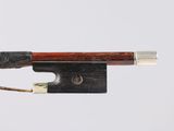 une image représentant un archet de violon muni d'un repose-archet