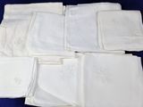 une pile de serviettes blanches posées sur une nappe bleue