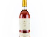 une bouteille de vin posée sur une surface blanche