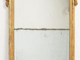 un miroir accroché au mur de la pièce