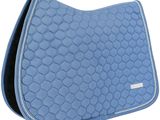 un gros plan d'un tapis de selle bleu sur fond blanc