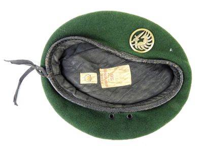un chapeau vert orné d'un emblème doré