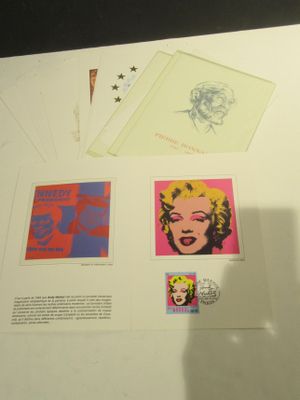 une photo d'une table sur laquelle sont disposées de nombreuses œuvres d'art