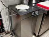 une cuisine équipée d'une cuisinière, d'un évier et d'un lave-vaisselle