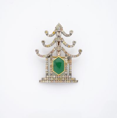 une broche en forme de pagode, sertie d'émeraudes et de diamants