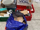de nombreux cartons d'objets posés à même le sol