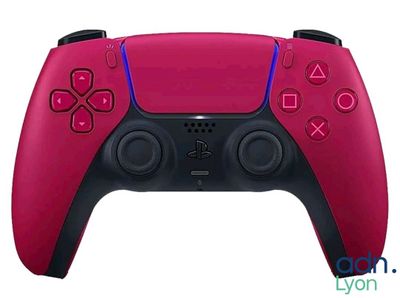 un gros plan d'une manette rouge sur fond blanc