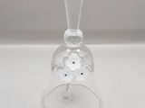 une cloche en verre transparent posée sur une table avec un fond blanc