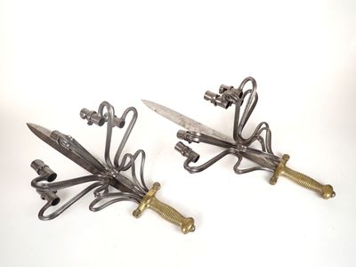 paire de crochets muraux anciens en métal, accompagnés d'un couteau et d'un porte-couteau