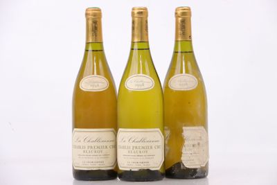 trois bouteilles de vin posées sur une table l'une à côté de l'autre