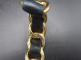 une photo en gros plan d'un bracelet muni d'une chaîne en or