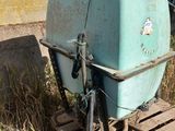 un réservoir bleu posé sur une palette en bois