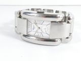 gros plan d'une montre-bracelet sur une surface blanche