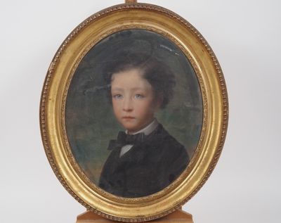 portrait d'un jeune garçon en costume noir et nœud papillon