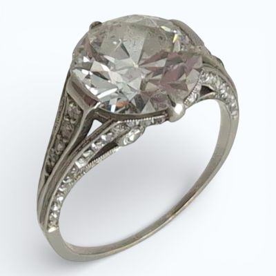 gros plan d'une bague en diamant sur fond blanc
