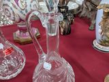 de nombreux vases en verre posés sur une table rouge