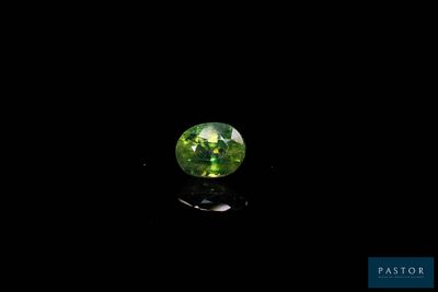 une tourmaline verte sur fond noir