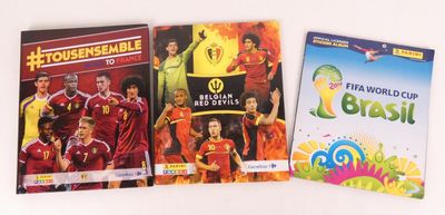 trois jaquettes de DVD représentant différentes équipes de footballeurs sur un fond blanc