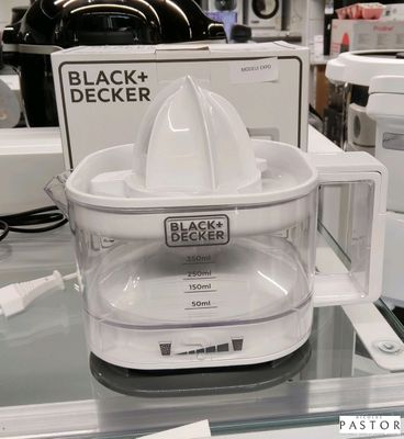 un extracteur de jus Black & Decker exposé dans un magasin